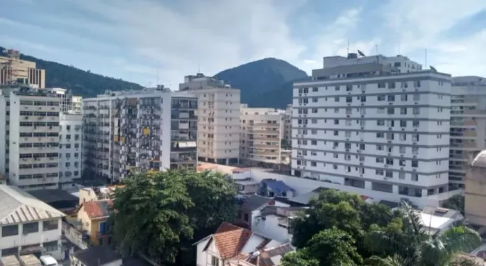 Amplo conjugado perto do metrô
