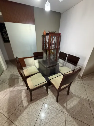 Mesa de jantar 6 lugares em madeira com tampo de vidro + 6 cadeiras