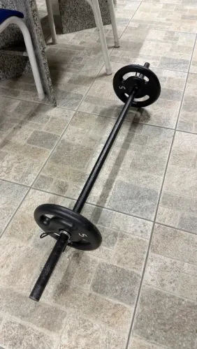 Barra montada para musculação