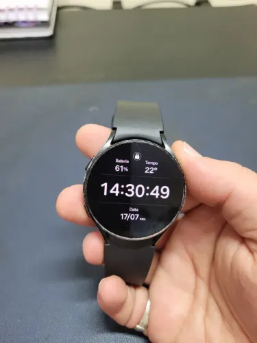 Smartwatch Samsung Galaxy Watch c/ Pulseira Original e Dock de Mesa