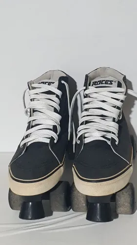 Patins estilo tênis cano alto marca Roces