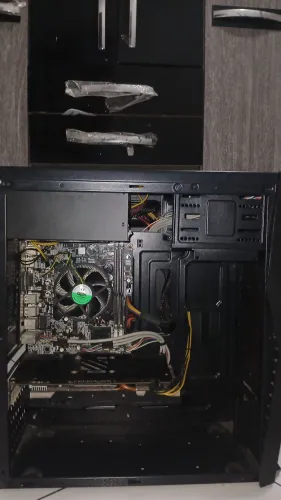 GABINETE COM PROCESSADOR E PLACA DE VÍDEO