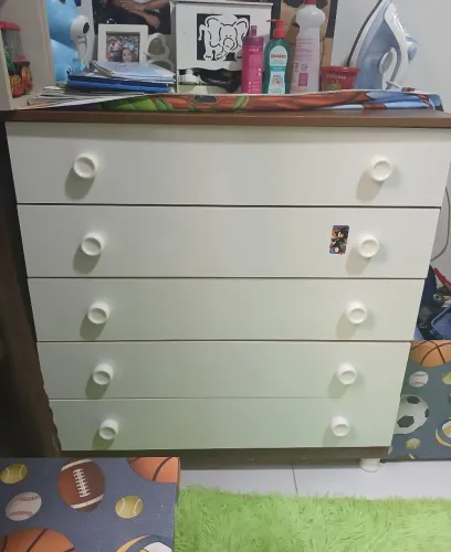 Cômoda criança linda