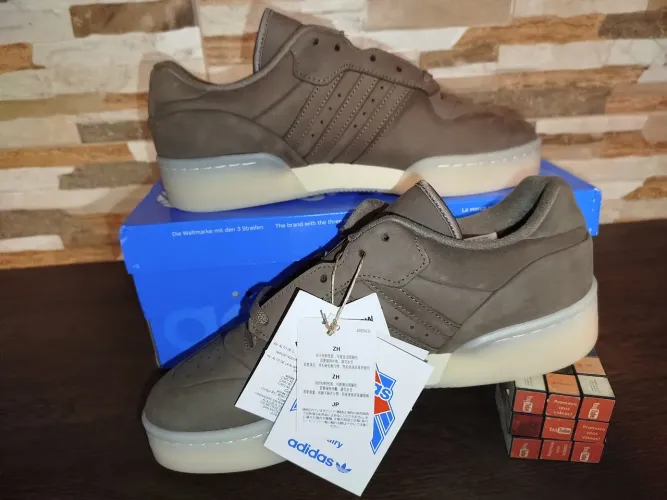 Tênis Adidas rivalry low lux 41 marrom