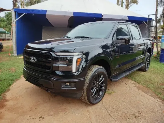 Ford F-150 Lariat Black 4X4 5.0 V8 2025