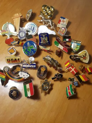 Lote de 30 à 35 unidades de pins, bottons temáticos e vários países, figuras e símbolos 