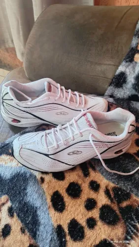 Tênis esportivo branco Olympikus com detalhes em preto