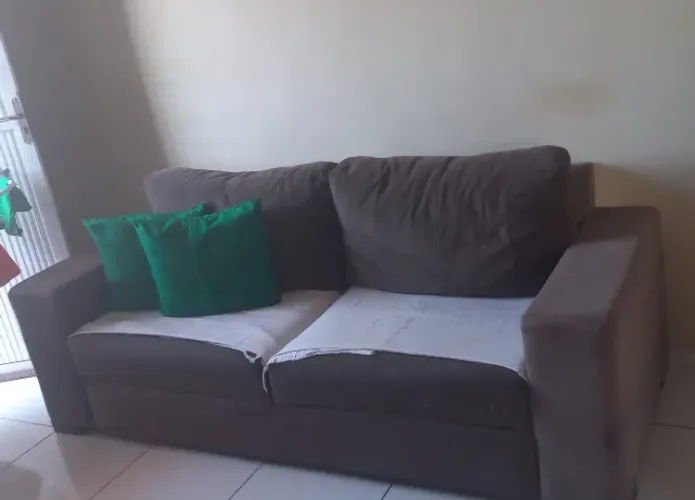 sofa na cor marrom 