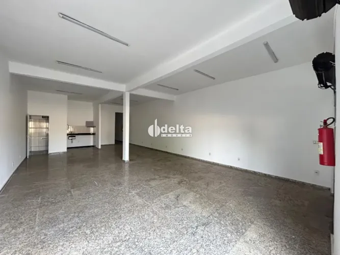 Loja disponível para locação no bairro Jardim das Palmeiras em Uberlândia-MG.