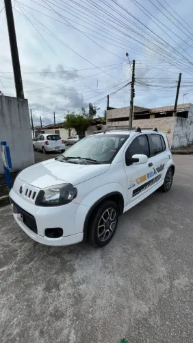 Fiat uno Sporting 2014 com praça de táxi