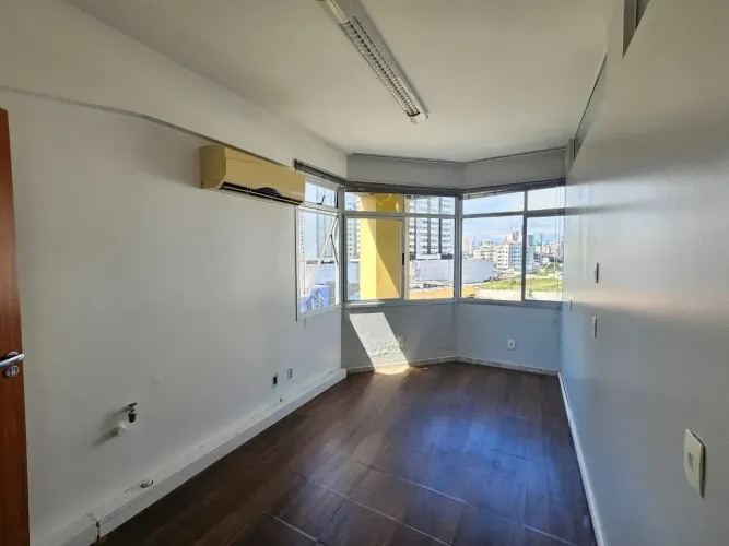 Sala com Garagem livre e coberta para venda no Bairro Estreito, Florianópolis/SC.
