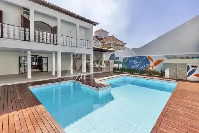 CASA DUPLEX COM 6 SUÍTES, RECÉM REFORMADA, À VENDA NO CONDOMÍNIO LAGOA MAR NORTE NA BARRA