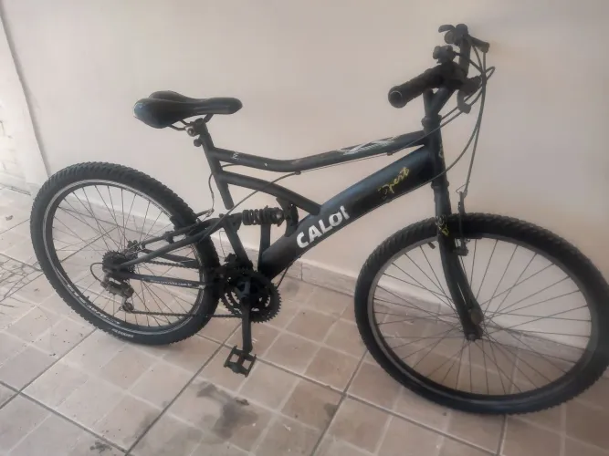 Bicicleta aro 26c marcha e suspensão pneus bons está ótima funcionando perfeitamente
