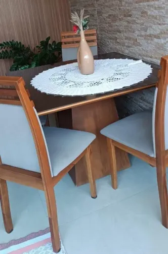 Mesa de jantar com 4 cadeiras
