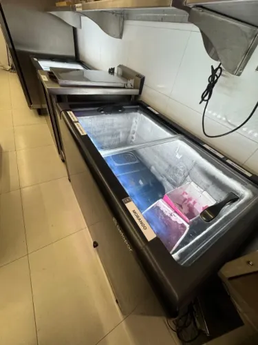 Freezer horizontal com vidros deslizantes e iluminação interna Gelopar 295 litros
