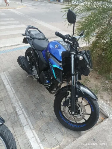 Moto sem arranhões super conservada