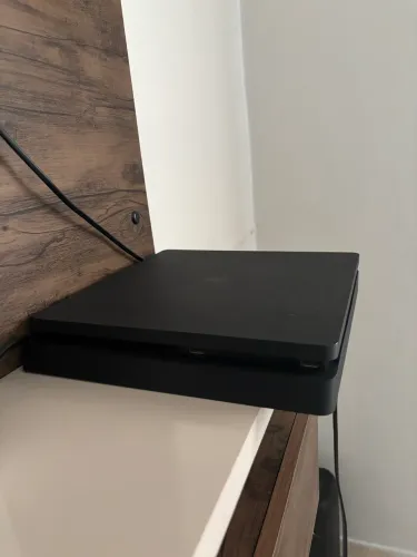 Sony PlayStation 4 slim 1tb mega, cor preta, 2 controles, uma base carregador e 4 jogos. 