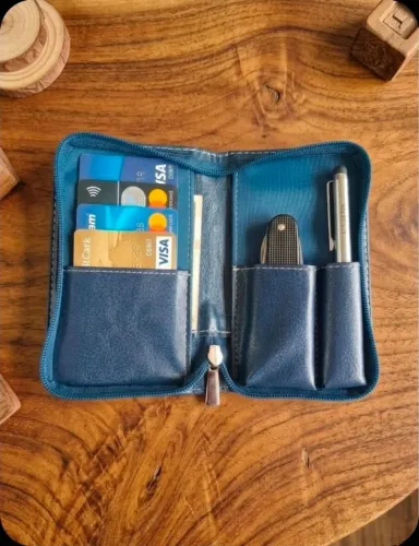 Elegante estojo organizador em couro ecológico azul marinho