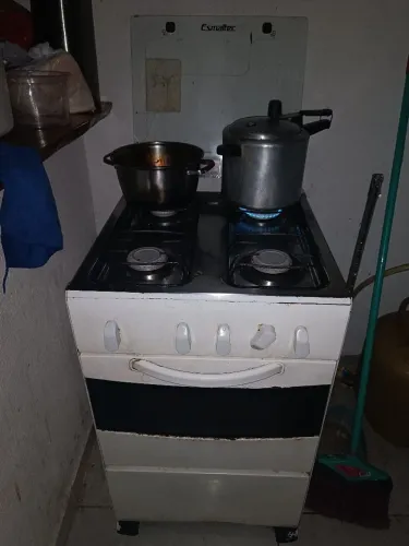 Vendo fogão tudo funcionando todas as bocas forno