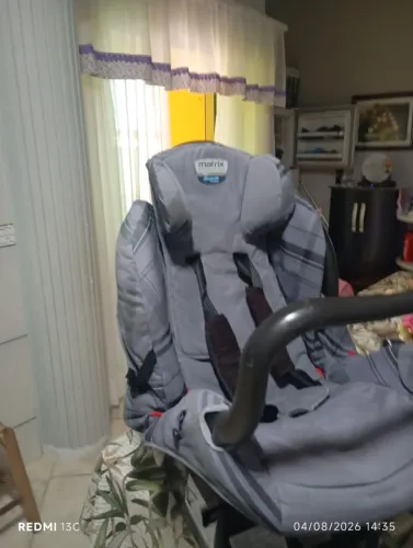 Carrinho de bebê e cadeira bebe