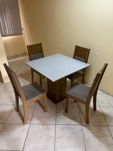 MESA DE MADEIRA COM 4 CADEIRAS COM TAMPO DE VIDRO
