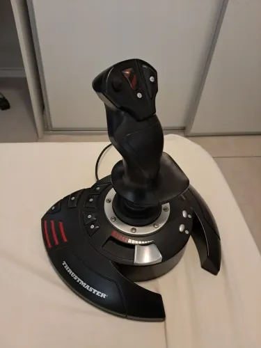 Joystick Thrustmaster para simulador de voo