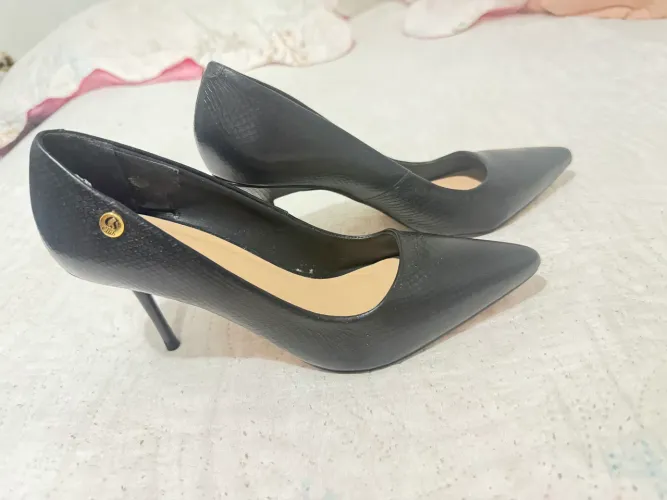 Scarpin feminino em couro Carmen Steffens 37
