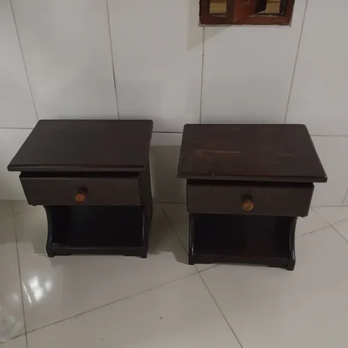 VENDO UM ELEGANTE CRIADO-MUDO EM MADEIRA