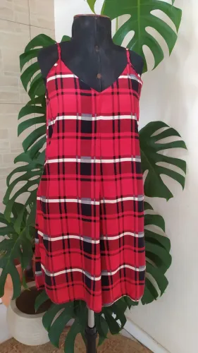 Macaquinho quadriculado feminino vermelho e preto com forro Tam M