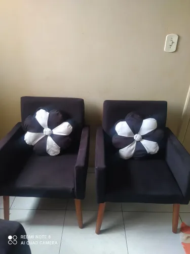 Vendo 2 poltronas ( almofada não incluso)cor preta toda de madeira e pé palito