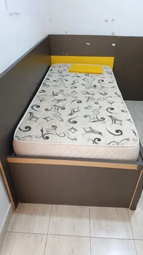 Vendo cama com bancada e gavetas