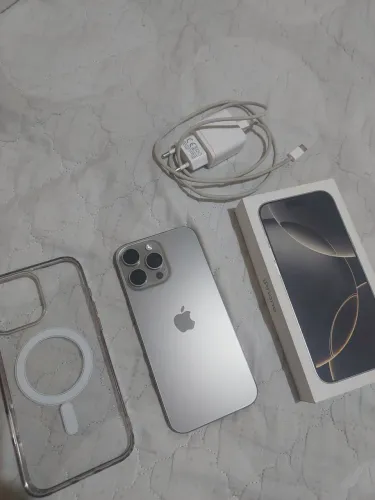 Vendo um iPhone 16 pro max 256 GB 100% ?