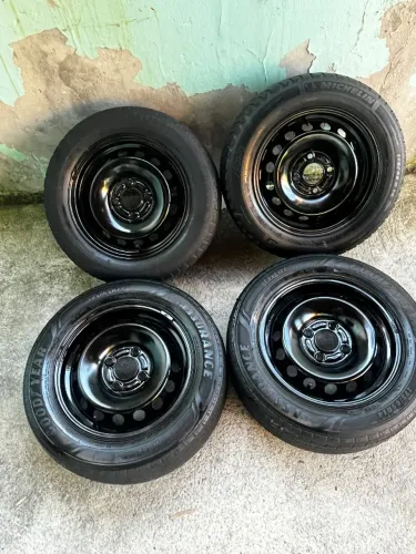 Jogo de rodas + 4 pneus, aro 14 furação 4x108 Ford