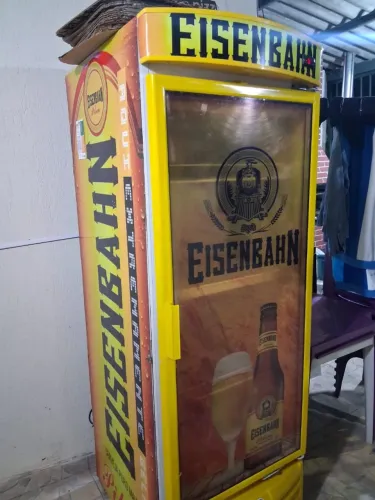 Vendo freezer/expositor vertical grande da marca Metalfrio, personalizado Eisenbahn.