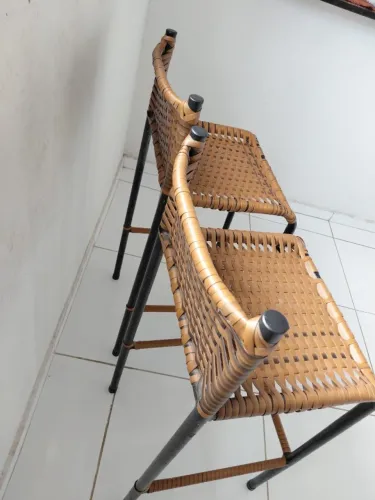 Par de Banquetas Altas em Fibra Sintética p/ Bancada Americana / Balcão