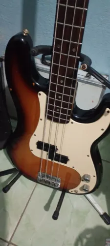 Baixo squier precision 4 cordas afinity sunbust..