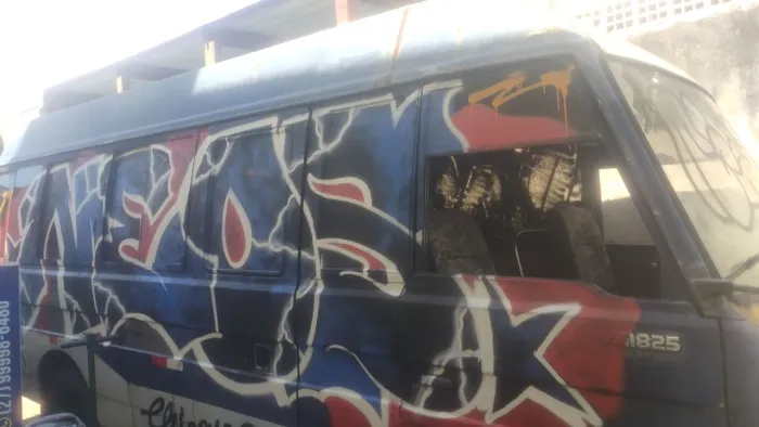 Vendo micro-ônibus seis cilindros caixa transmissão tudo ok retirada de peça ou fazer food