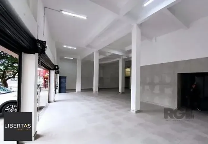 Libertas imobiliária aluga loja na Av. Assis Brasil com 530m²-Passo D`areia