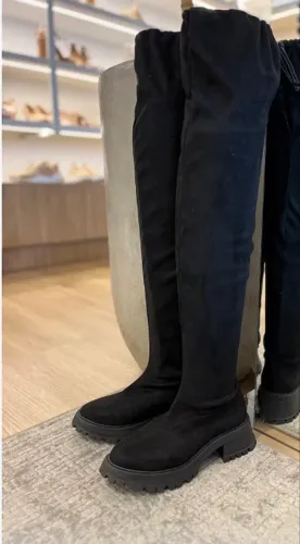 Bota cano longo suede com salto tratorado.  