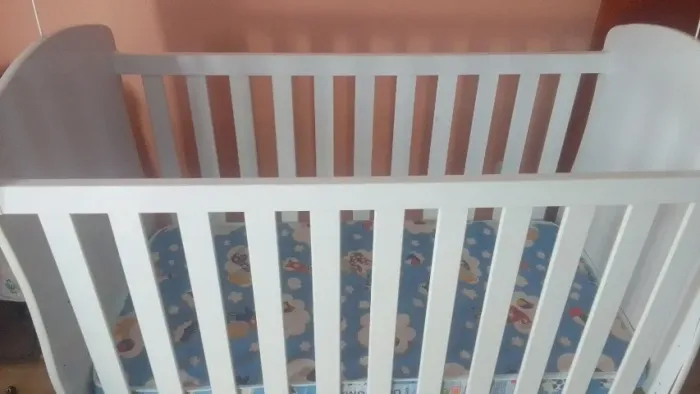 Berço e colchão infantil 
