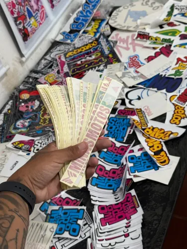 Vendo Adesivos, laminados Não desbotam.