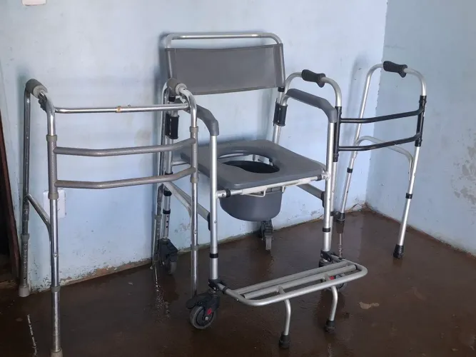Cadeira de banho e andador