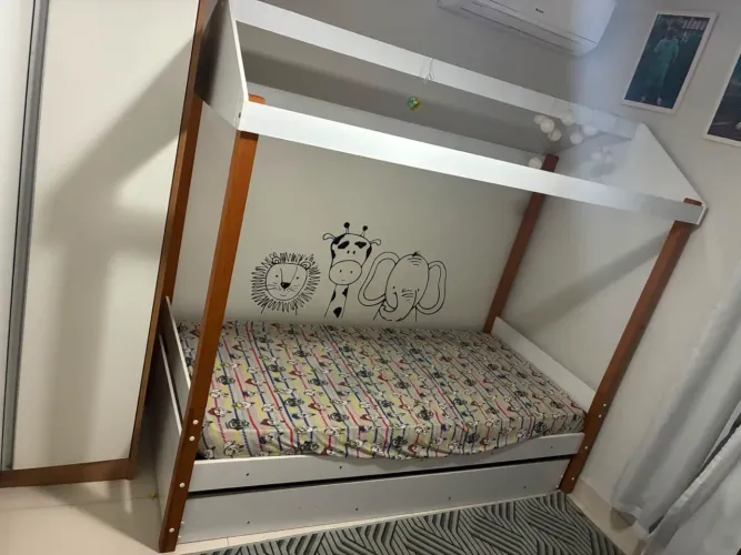 Cama montesoriana criança solteiro com cama auxiliar.
