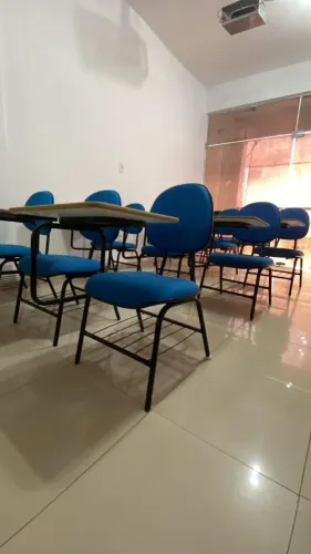 Cadeira escolar acolchoada e com braço em tamanho maior