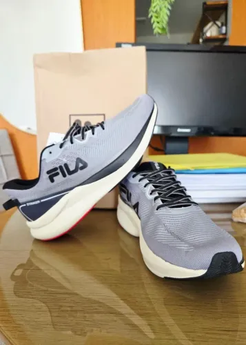 Tenis FILA Striker NOVO. Tamanho 43