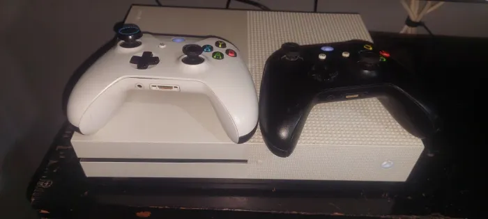 Xbox One S 1TB com 5 controles <br>Xbox one S 1TB<br>Xbox one S 1TB