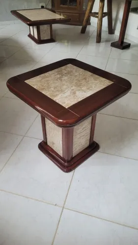 Mesa de canto de madeira e mármore.