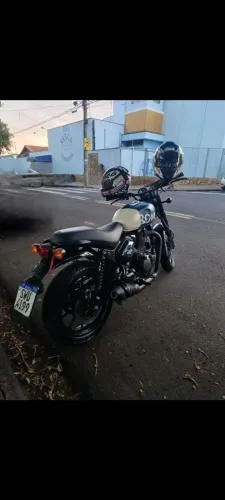 Hunter 350, 2024, cor difícil de encontrar.