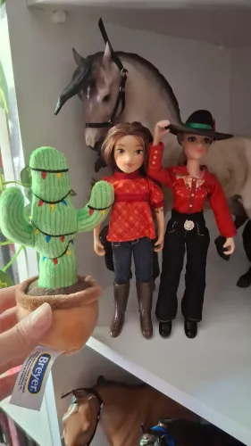 Kit 2 bonecas Breyer horses traditional escala + cacto de pelucia Breyer