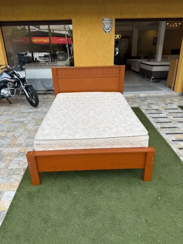 Cama de casal com colchão de casal